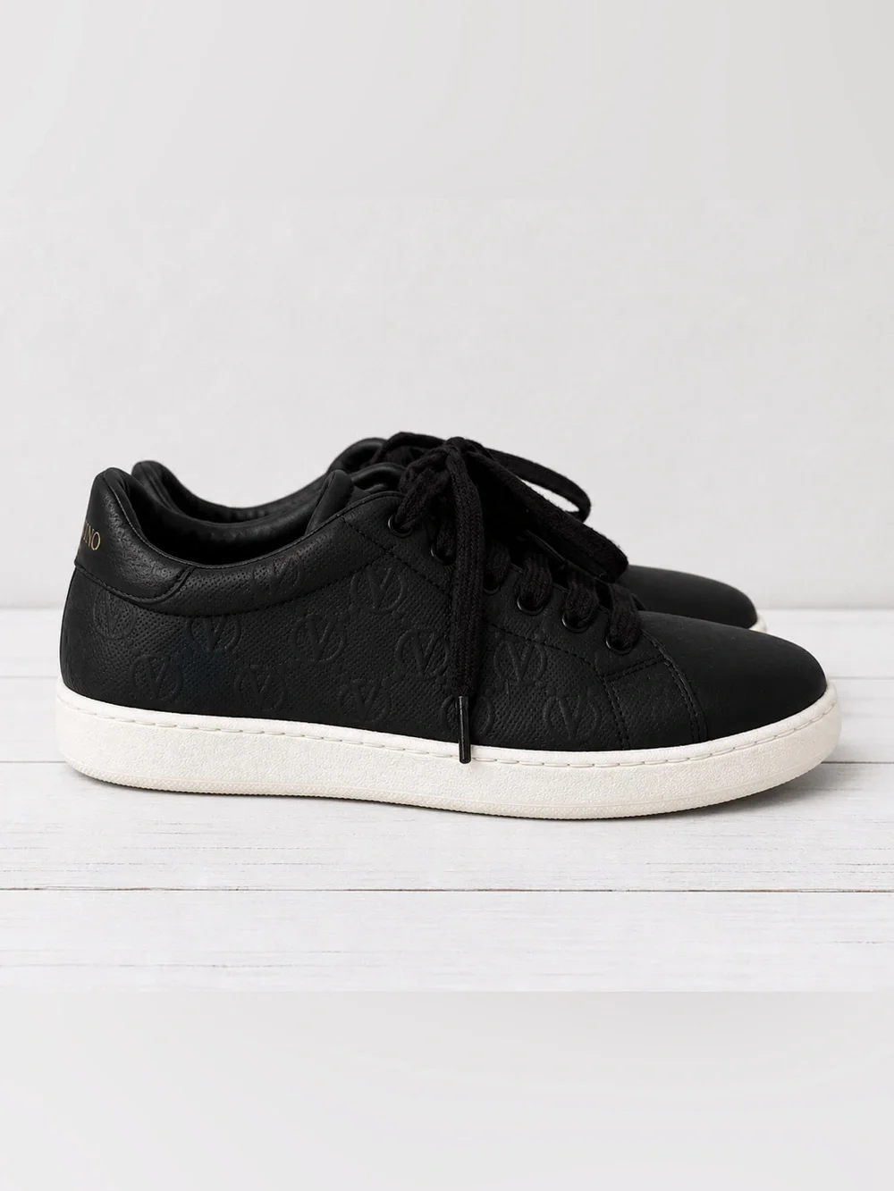 NWT Valentino Garavani Leather Low Top Sneakers Black Size 7 Designer Luxury